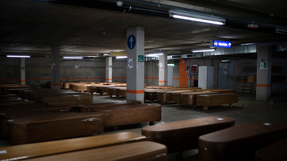 Pracovníci pohrebnej služby v Leganés prevážajú na pohreb truhlu s obeťou nového koronavírusu.