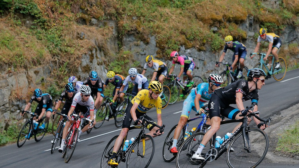 Pelotón v zjazde počas 18. etapy 