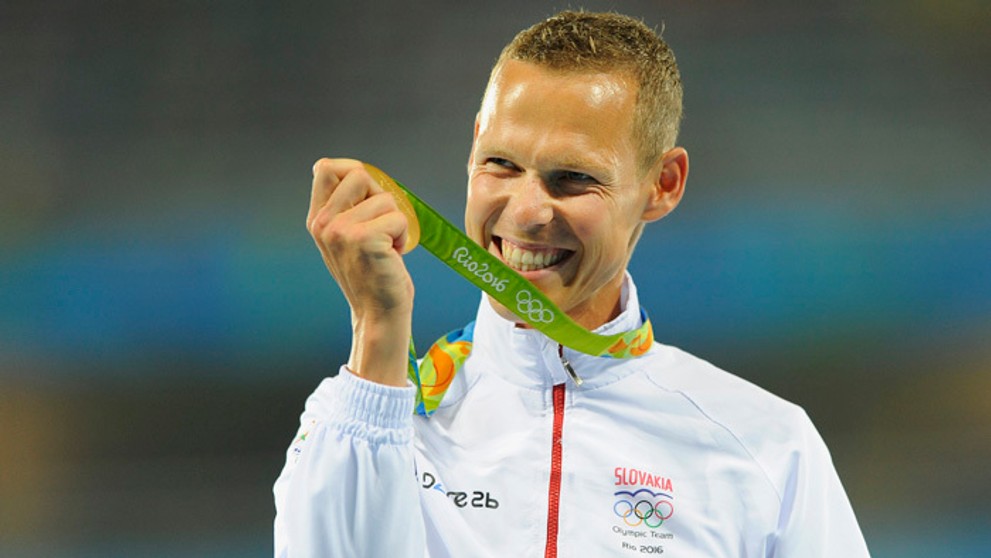 Matej Tóth so zlatou medailou na 50 km v chôdzi.