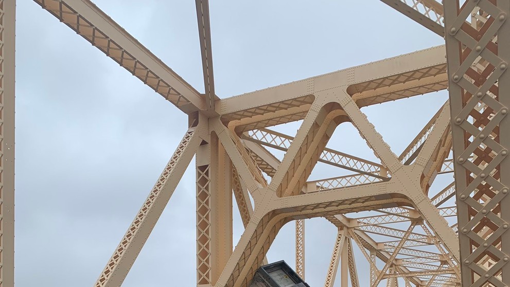 Kamión zostal po zrážke visieť z mosta.