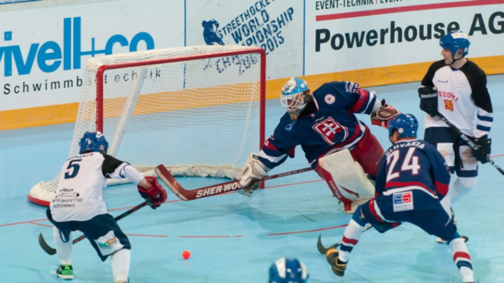 Fínsky útok na slovenskú bránku na MS v hokejbale.