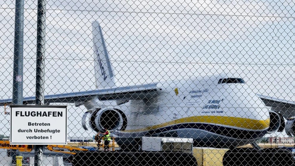 Ukrajinský Antonov na letisku v Lipsku.