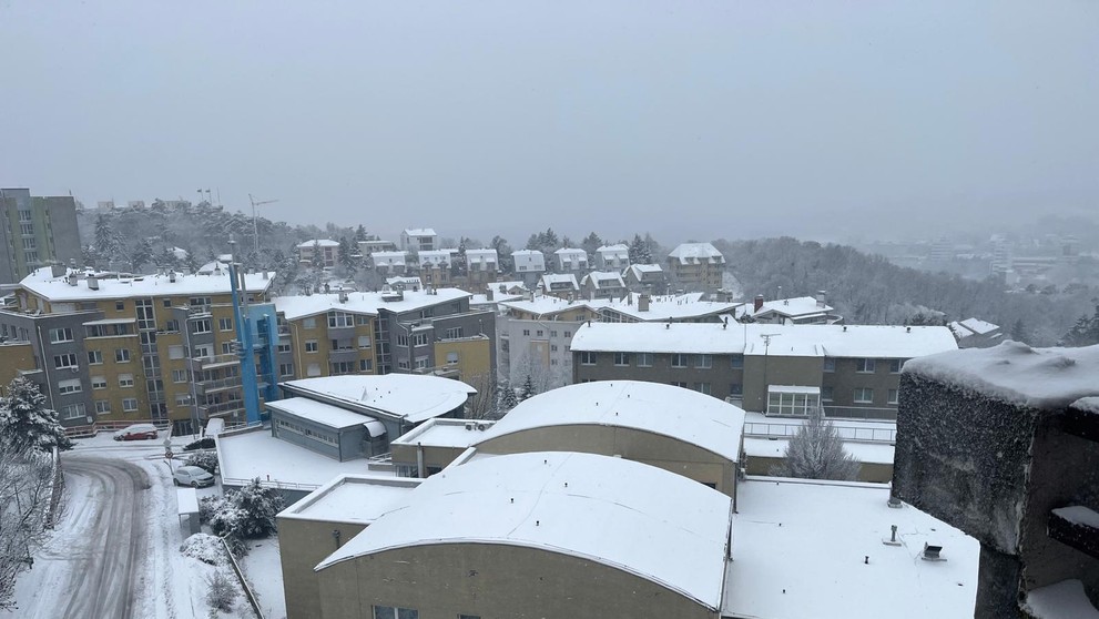 V hlavnom meste husto snežilo.