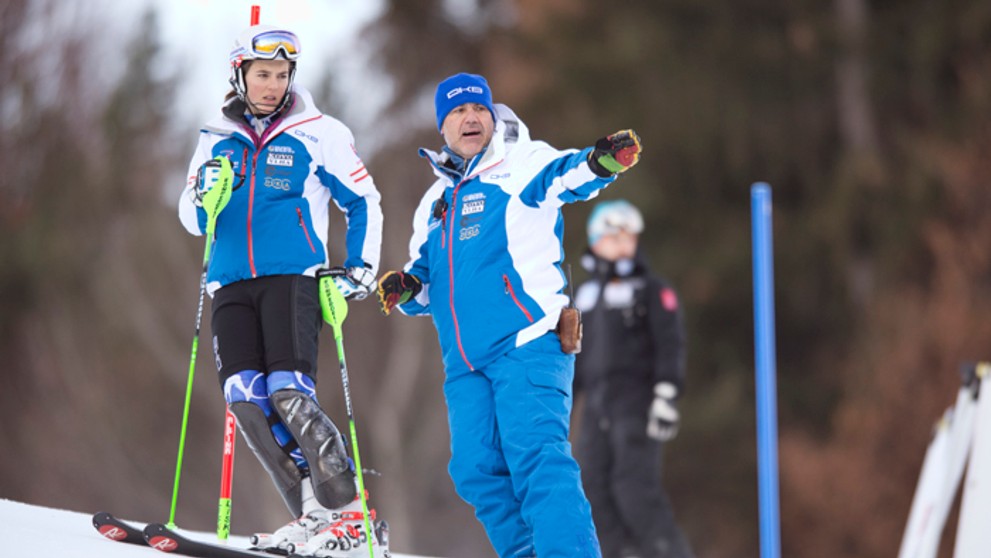 Petra Vlhová s trénerom Ivanom Iľanovským si prezerajú trať pred štartom.