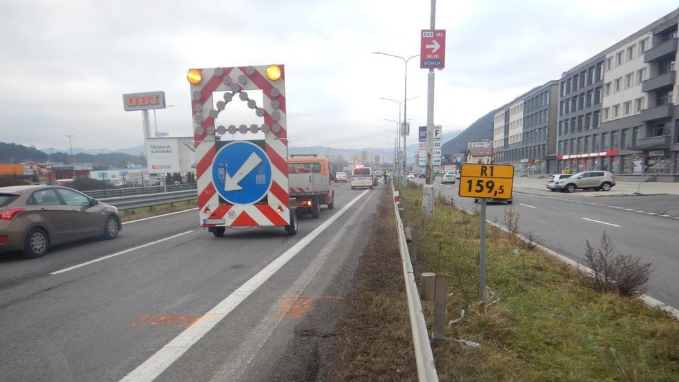 Nehoda na R1.