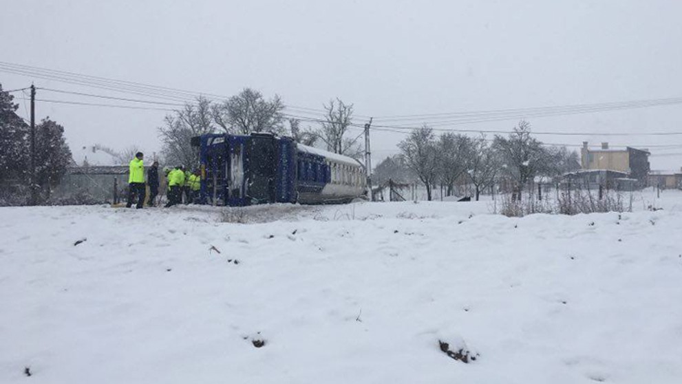 Prevrátená cisterna z havarovaného kamiónu vo Fiľakovských Kľačanoch.