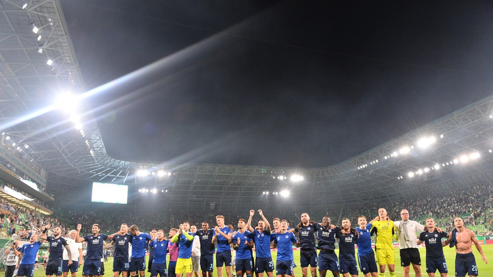 Futbalisti Slovana ďakujú fanúšikom po výhre v zápase 2. predkola Ligy majstrov na pôde Ferencvárosu.