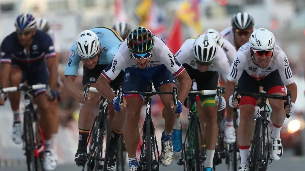 Peter Sagan pretína cieľovú čiaru ako prvý a stáva sa majstrom sveta druhýkrát za sebou.