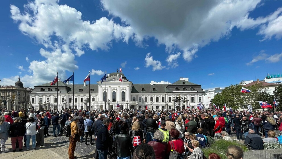 Protest pred Prezidentským palácom.