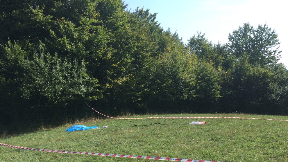 Mŕtvy parašutista neďaleko obce Červený Kameň.