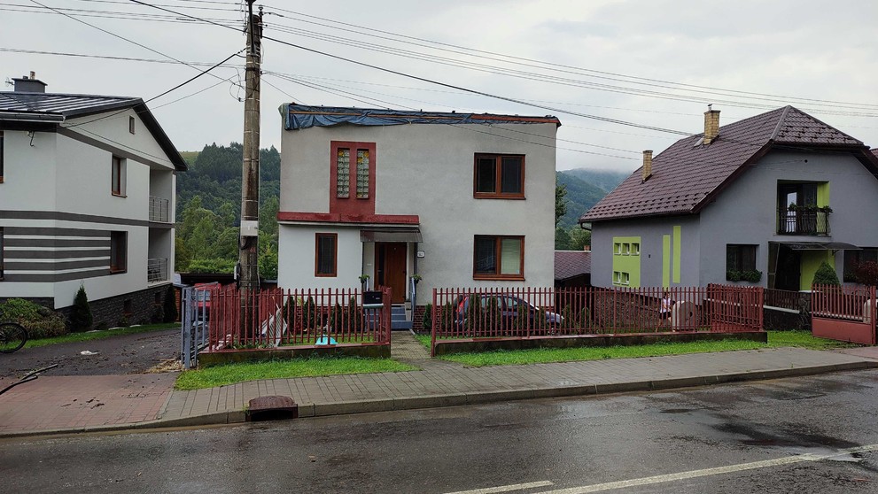 Strhnutá strecha z rodinného domu v obci Hankovce.