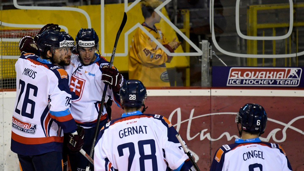 Na snímke tretí sprava Andrej Kudrna (SR) oslavuje svoj úvodný gól so spoluhráčmi v prípravnom zápase pred MS 2017 vo Švajčiarsk