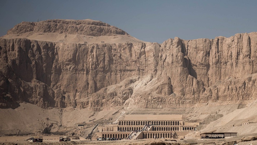 Múmiu objavili v drevenej rakve neďaleko hrobky Senmut v Egypte.