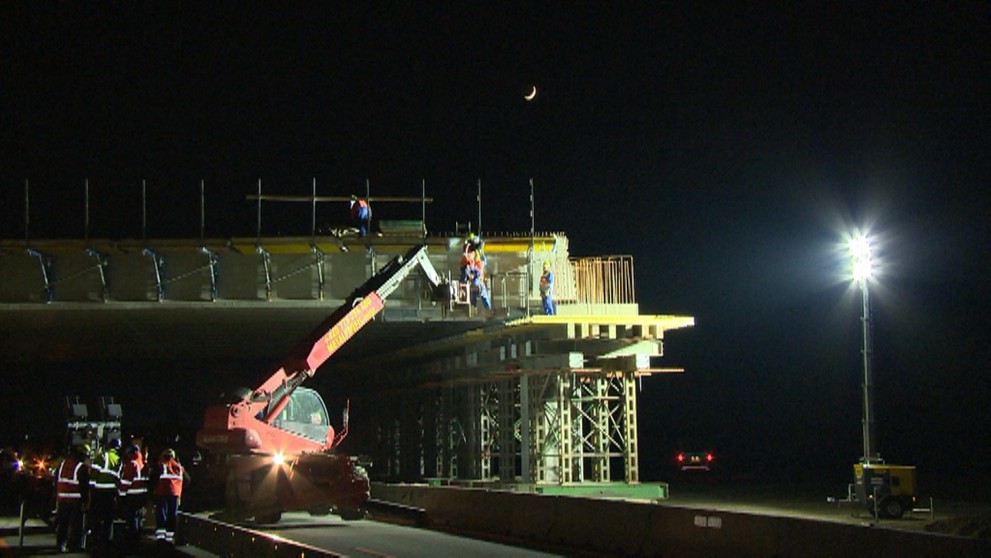 Stavbári pracovali aj v noci.