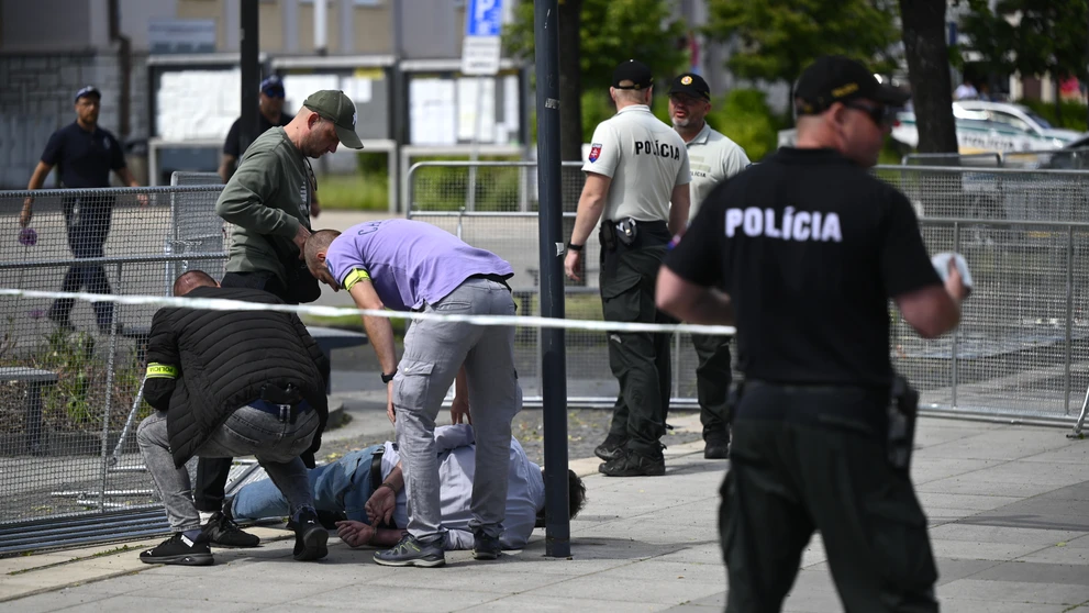 Na snímke policajti zatýkajú muža po streľbe na predsedu vlády Roberta Fica na výjazdovom rokovaní vlády v Handlovej