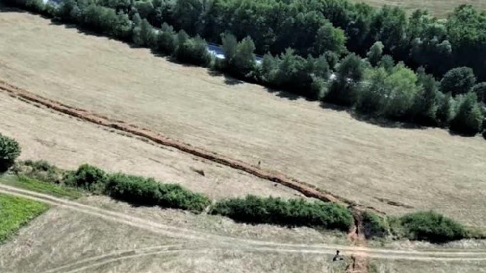 Dlhé jamy po vykopaných kábloch pri obci Kojatice.