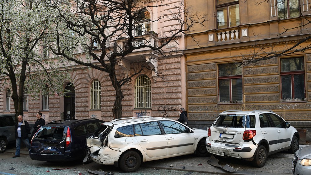 Zdemolované autá v Prahe.