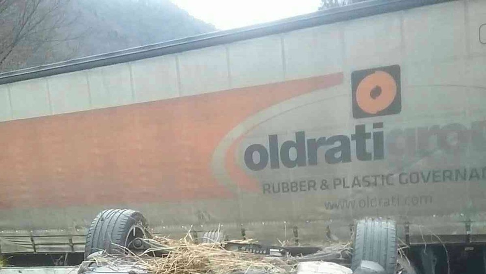 Auto zostalo po zrážke prevrátené.