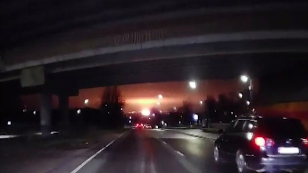 Výbuch po náraze lietadla bolo možné vidieť z obrovskej diaľky.