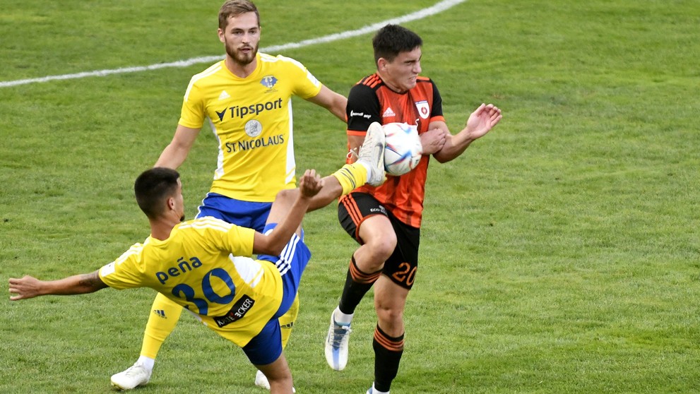 Zľava hráči Michaloviec Brian Perez a Juraj Kotula a Gabriel Halabrín z Ružomberka v zápase 8. kola Fortuna ligy.