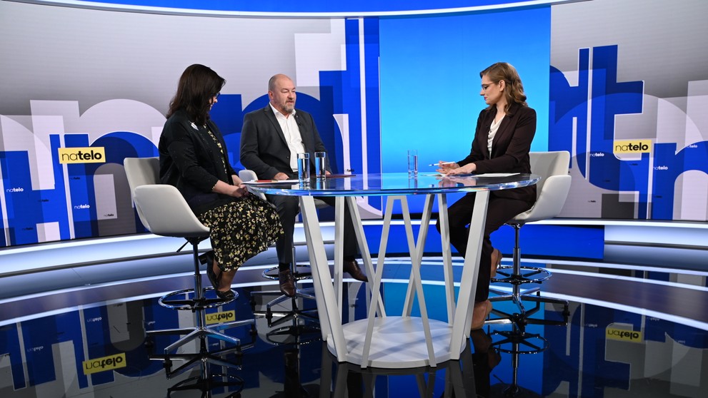 Moderátorka Karolína Lacová diskutovala v relácii Na telo s hosťami Rudolfom Huliakom (Národná koalícia), ministrom cestovného ruchu a športu a Zuzanou Mesterovou, poslankyňou Progresívneho Slovenska