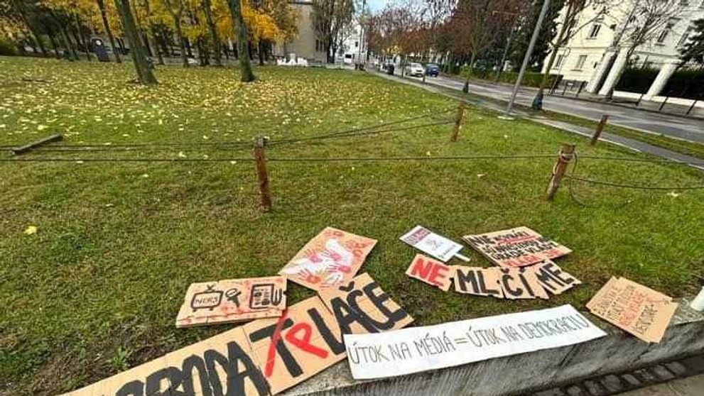 Tichý protest študentov žurnalistiky pred Úradom vlády SR