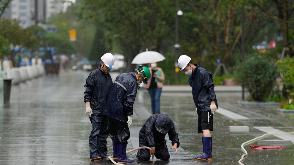 Pracovníci kontrolujú kanalizačný odtok na námestí