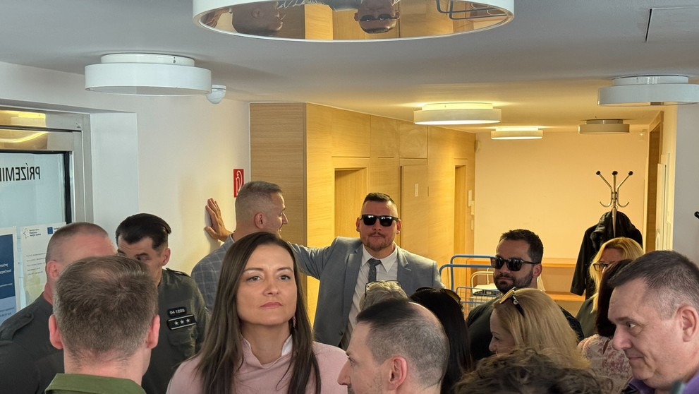 Daniel Bombic v súdnej sieni.