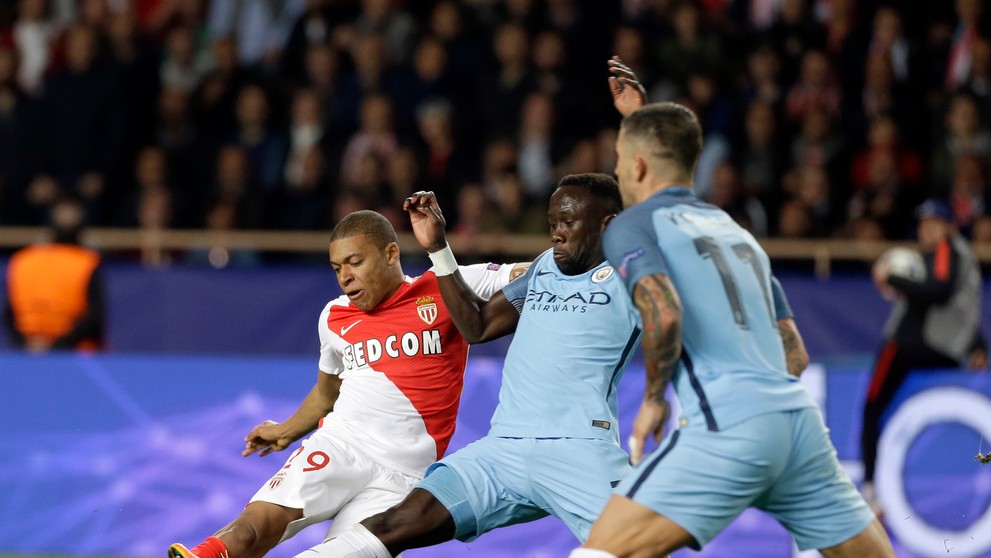 Bacary Sagna z ManCity sa snaží odstaviť od lopty Kyliana Mbappého (vľavo) z Monaca v odvete osemfinále LM.