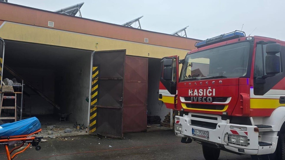 Pád strechy vo Veľkých Kapušanoch.