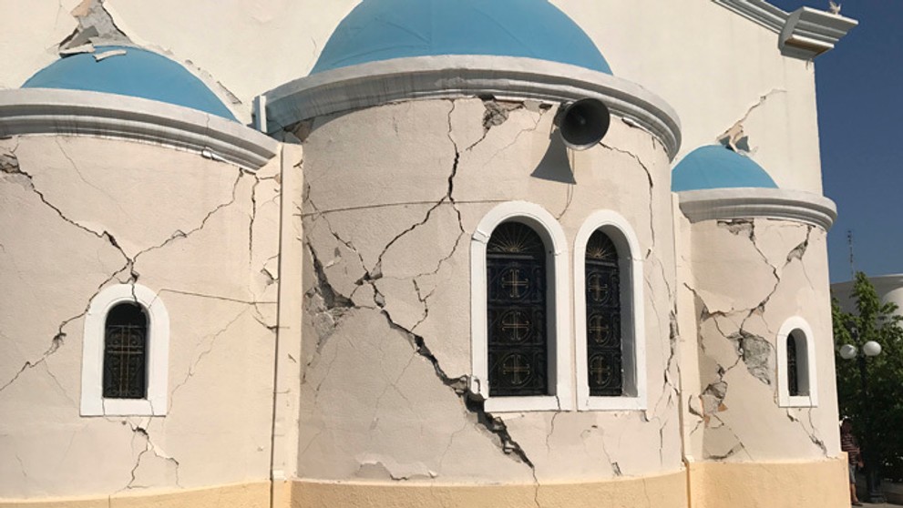 Trhliny na fasáde kostola po zemetrasení v meste Kos na ostrove Kos