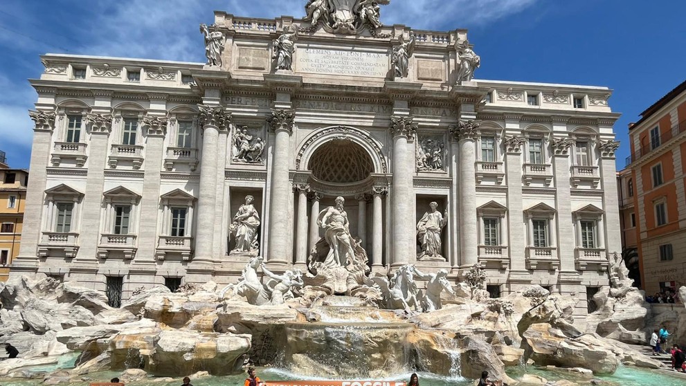 Protest klimatických aktivistov vo Fontáne di Trevi v Ríme.