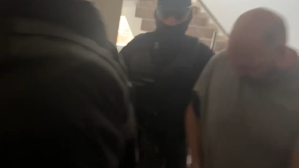 Eskorta priviezla na súd v Trnave Tomáša obvineného z vraždy rodičov.