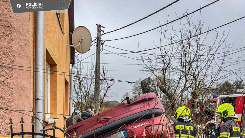 Auto skončilo na streche