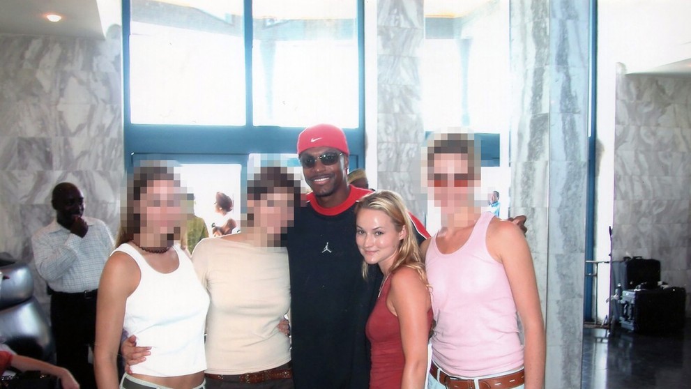 Ostro zvráteného finančníka mal navštevovať aj herec Chris Tucker.