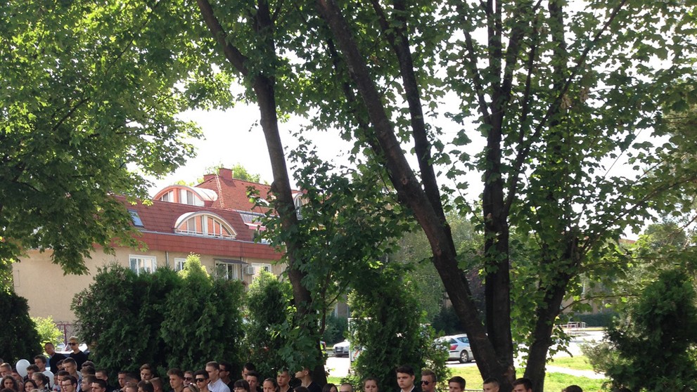 Rozlúčka s mŕtvymi gymnazistkami.