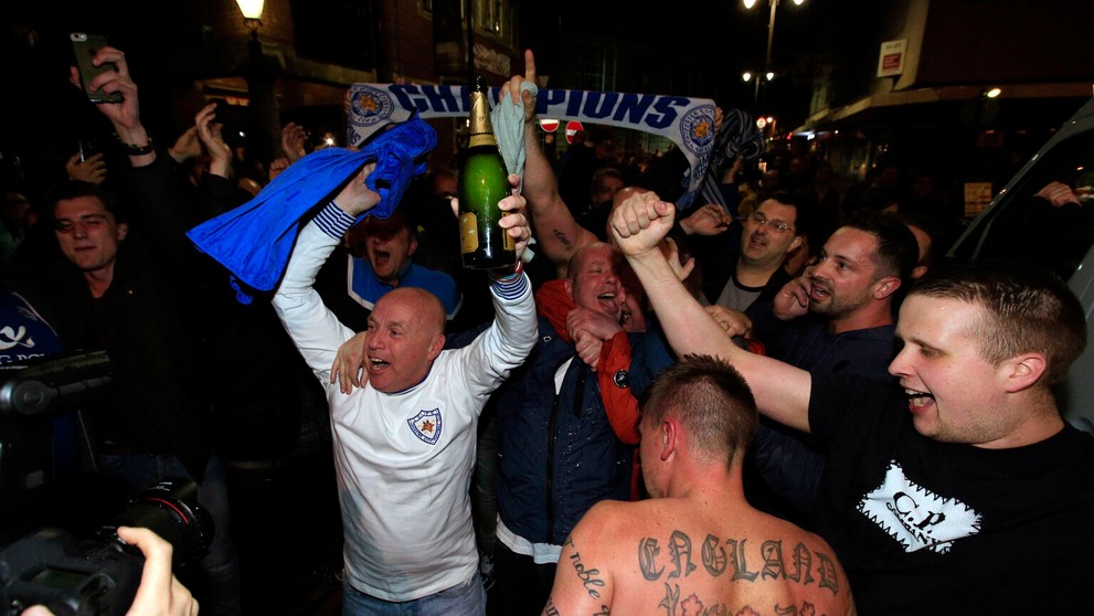 Fanúšikovia Leicester City oslavujú majstrovský titul v anglickej futbalovej Premier League.