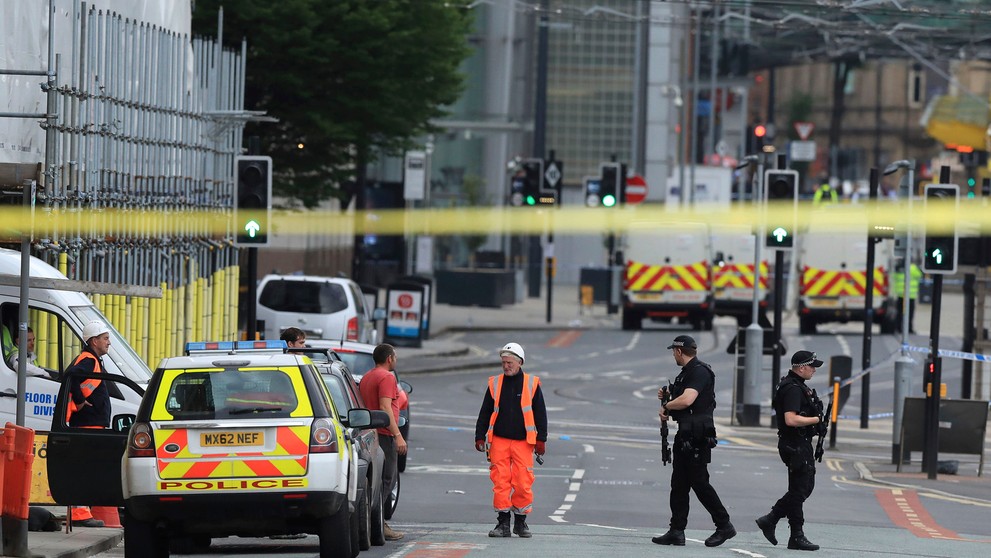 Policajti v blízkosti Manchester Arena. 