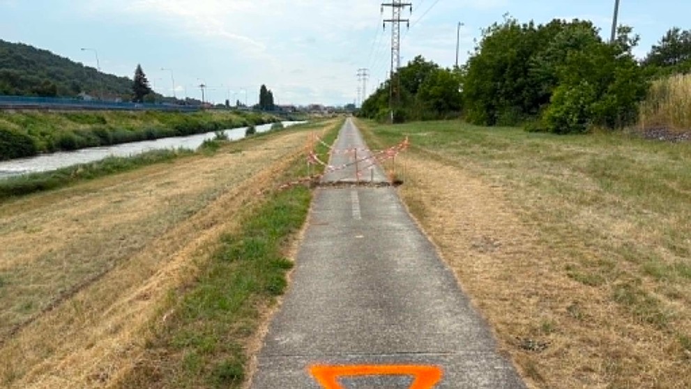 Cesta, ktorú zničili horúčavy.