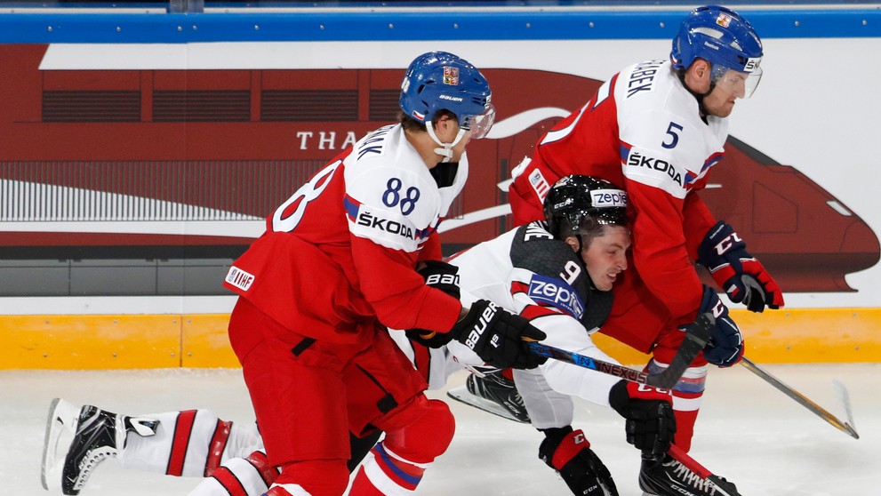 Dvojica Čechov Jakub Jeřábek (vpravo) a David Pastrňák bráni v dueli MS 2017 Matta Duchena z Kanady.