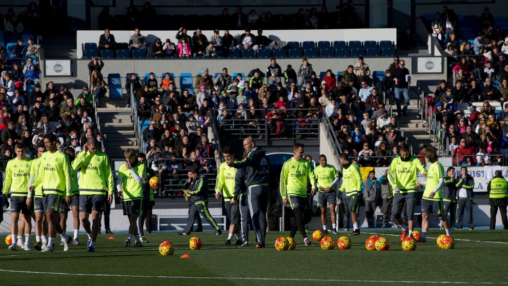 Na snímke v strede nový tréner Realu Madrid Zinedine Zidane