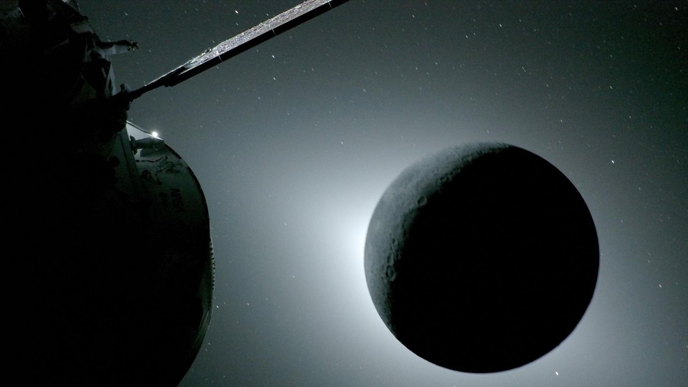 Mesiac podsvietený Slnkom počas zatmenia Slnka.