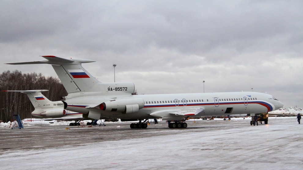 Na archívnej snímke z 15. januára 2015 lietadlo typu Tu-154 s registračným číslom RA-85572 na letisku neďaleko Moskvy.