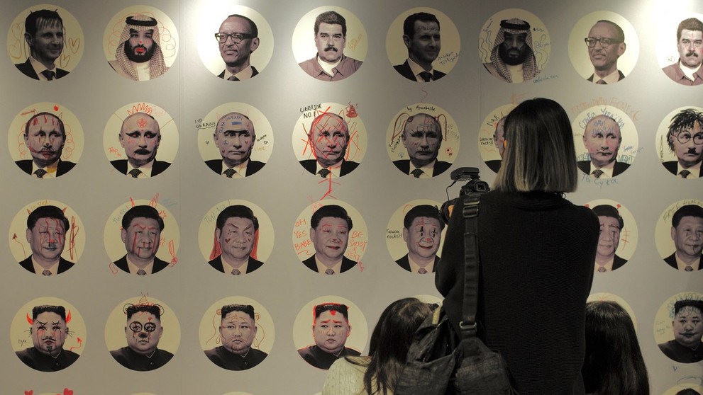 Návštevníci „skrášľujú“ portréty diktátorov počas konferencie Oslo Freedom Forum v taiwanskom hlavnom meste Tchaj-pej.