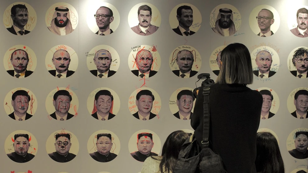 Návštevníci „skrášľujú“ portréty diktátorov počas konferencie Oslo Freedom Forum v taiwanskom hlavnom meste Tchaj-pej.