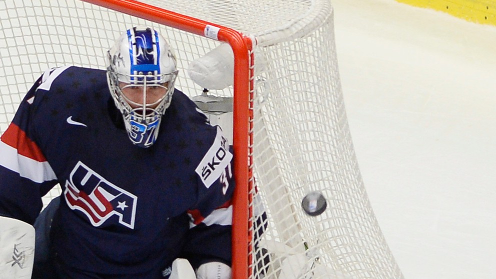 Na snímke dole Andrej Meszároš (Slovensko) a brankár Connor Hellebuyck (USA)