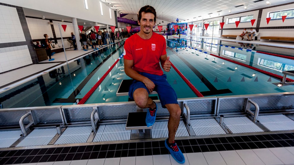 Krstný otec petržalskej plavárne, strieborný olympionik z Ria Matej Beňuš pózuje pri 25-metrovom plaveckom päťdráhovom bazéne.