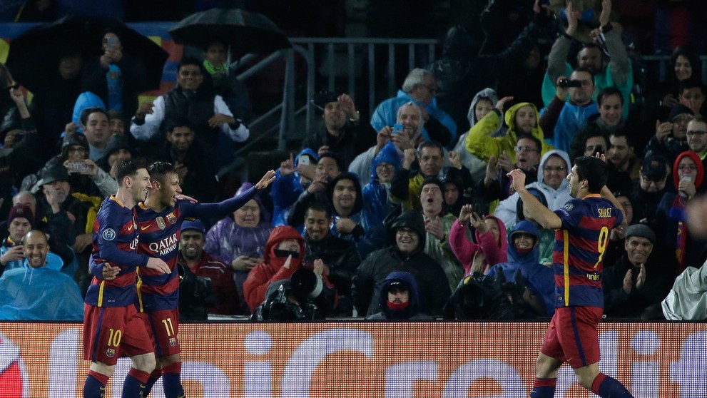 Barcelonské hviezdne trio oslavuje gól do siete Arsenalu počas osemfinále LM.