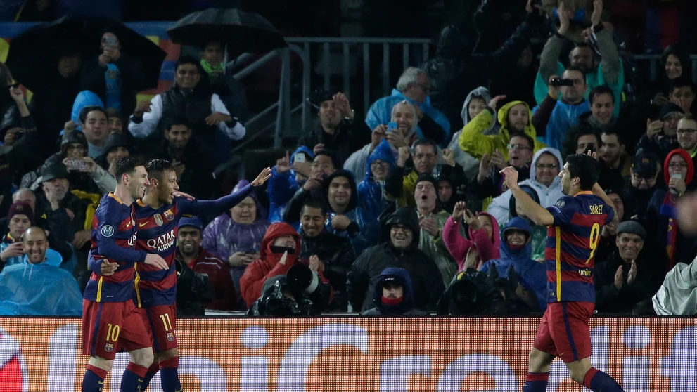Barcelonské hviezdne trio oslavuje gól do siete Arsenalu počas osemfinále LM.