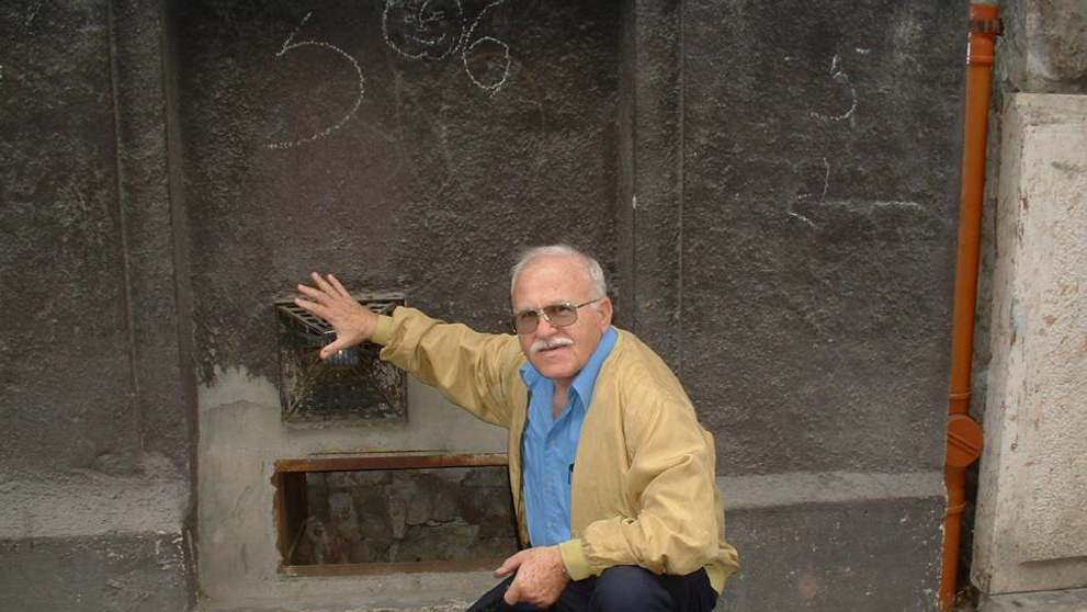 Peter Dansky pri dome, kde sa ukrýval v Budapešti.